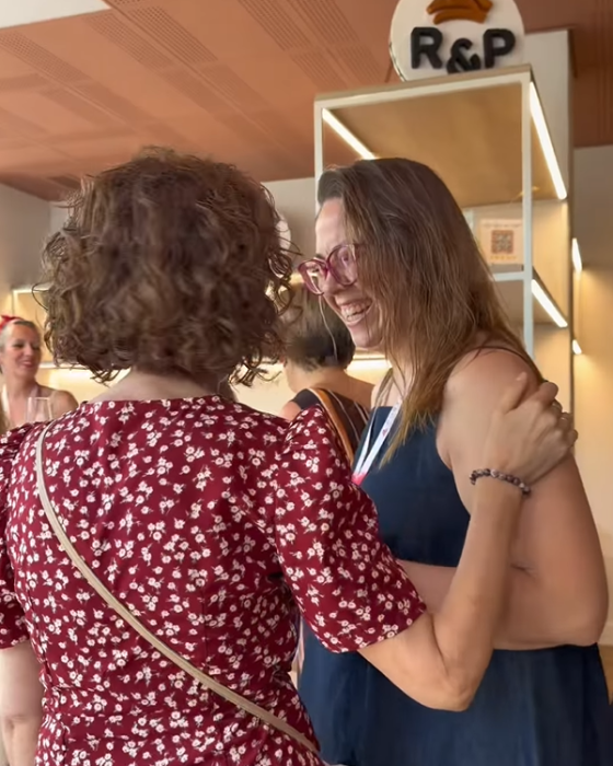 Reencuentro entre amigas en el evento de Rosa & Porta, inmobiliaria en Murcia