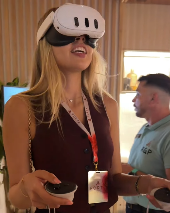 Experiencia inmersiva en PORTA EXPERIENCE Asistente probando una experiencia de realidad virtual en PORTA EXPERIENCE, Murcia